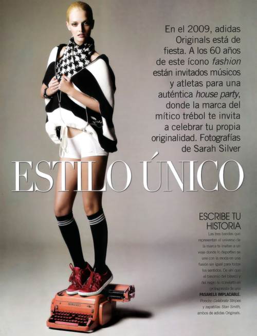 Lydia Hearst con un chal, bufanda y zapatillas deportivas Adidas