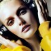 Lydia Hearst con una chaqueta amarilla Adidas
