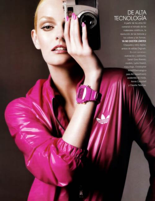 Lydia Hearst con una chaqueta rosa de Adidas