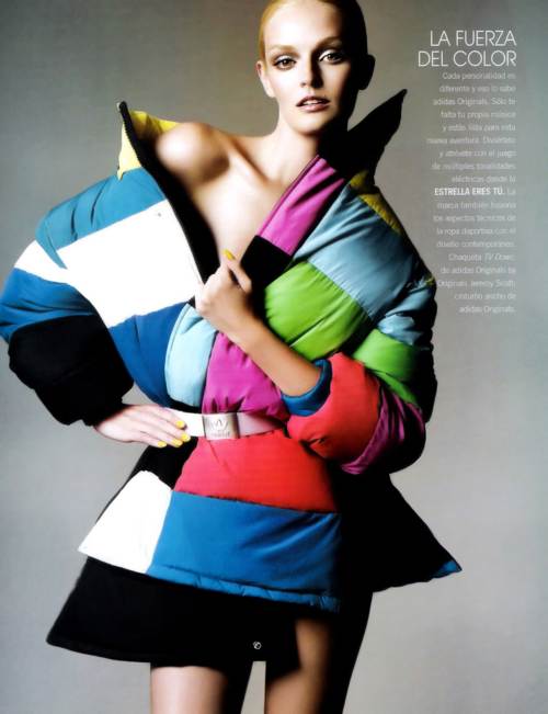 Lydia Hearst con una chequeta Adidas muy colorida