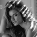 Marisa Miller mirando a la camara muy sensual
