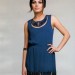 Mila Kunis posando con vestido azul y un elegante peinado