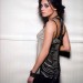 Mila Kunis posando sensualmente con un vestido negro