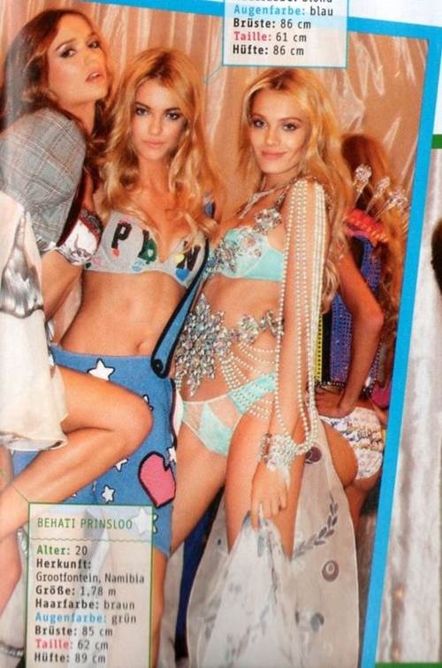 Varias modelos posando en el backstage con lenceria de Victoria's Secret
