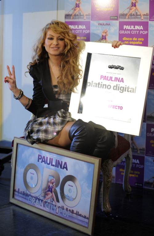 Paulina Rubio con su disco de oro y platino digital