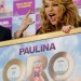 Paulina Rubio feliz con su disco de oro haciendo la seña del rock