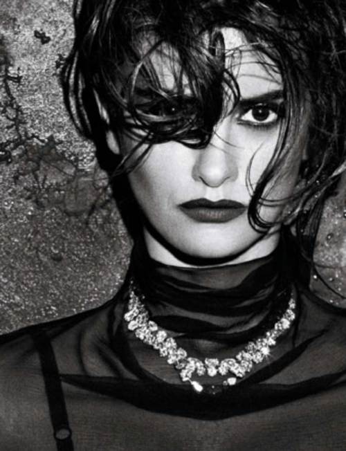 Penelope Cruz con un collar de diamantes y una mirada intensa