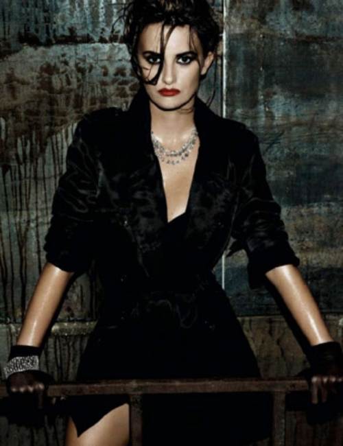 Penelope Cruz con un saco y guantes negros con un look muy elegante