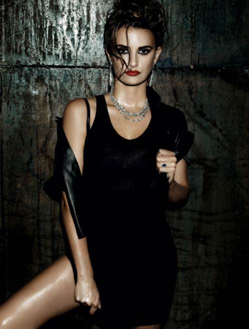 Penelope Cruz con una pose sexy luciendo un vestido negro y joyas