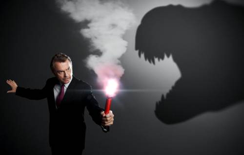 Sam Neil frente a la sombre de un dinosario como "Jurassic Park"