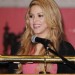 Shakira frente al podium dando una conferencia