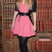 Shakira posando frente a libros en Oxford