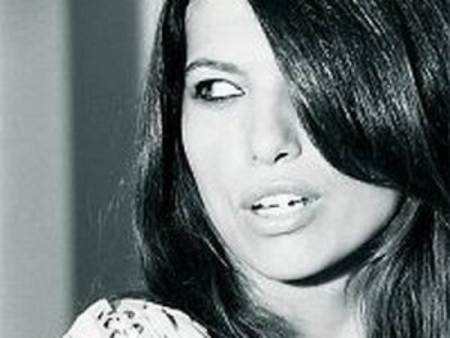 Solange Magnano posando con un gesto sensual