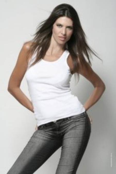 Solange Magnano posando sexy con jeans