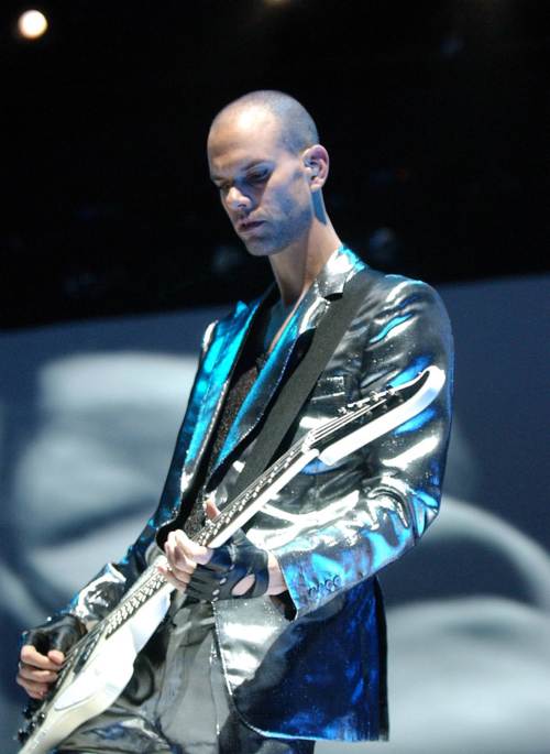 Stefan Olsdal en el bajo tocando en el concierto de "Ahoy"