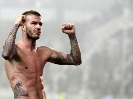 David Beckham mostrando su nuevo tatuaje en forma de jesucristo