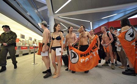 Alemanes protestando desnudos en un aeropuerto