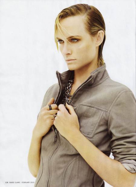 Amber Valletta posando blusa color gris y mirada sensual