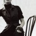 Amber Valletta posando elegante con vestido negro