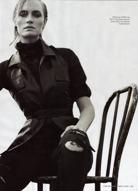 Amber Valletta posando elegante con vestido negro