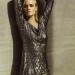 Amber Valletta posando sensualmente con vestido estampado color gris y negro