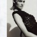 Amber Valletta posando sweeter negro con mirada seductora