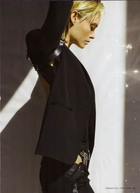 Amber Valletta posando vestido negro con pose artistica