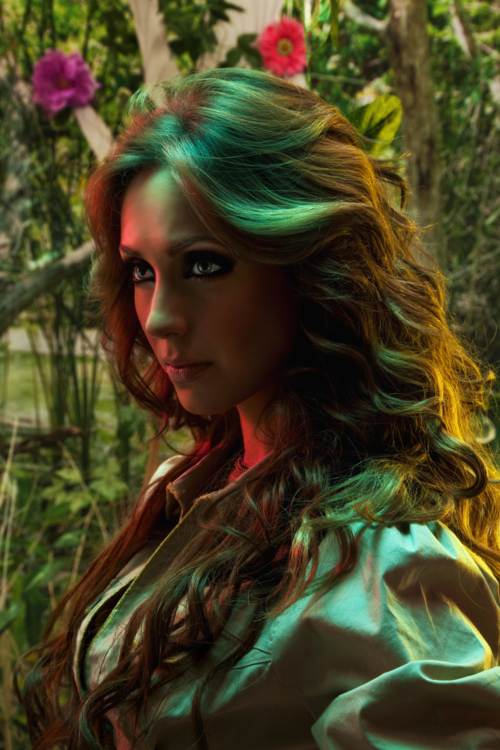 Anahi de perfi con un look casual
