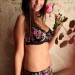 Carla Ossa posando conjunto floreado Carla Ossa posando conjunto floreado con una flor rosa
