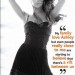 Cheryl Cole con vestido negro con actitud positiva