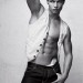 Cristiano Ronaldo con chaleco y jeans de Armani