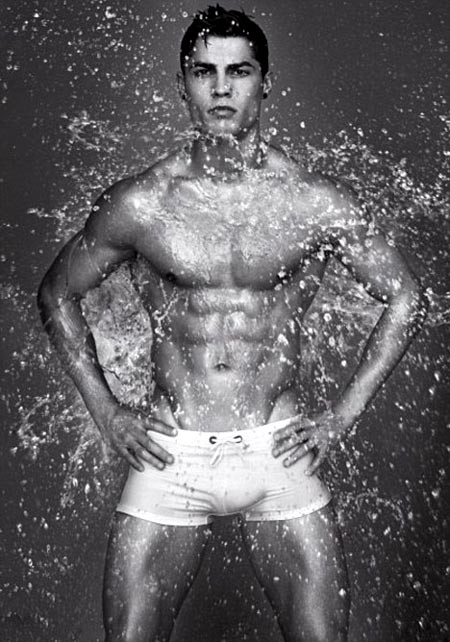 Cristiano Ronaldo mojado, luciendo muy sexy en la campaña Armani