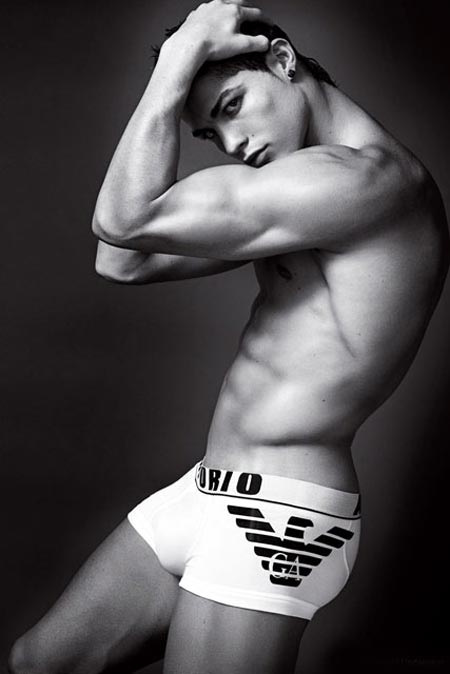 Cristiano Ronaldo posando sexy en ropa interior de Armani
