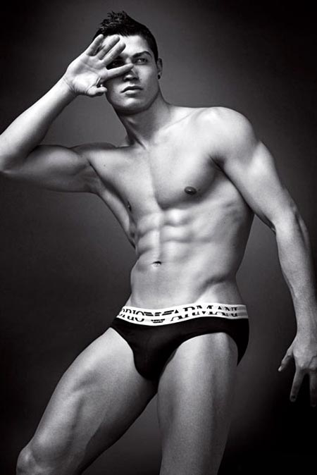 Cristiano Ronaldo posando como "Adonis" en ropa interior de Armani