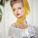 Dioni Tabbers con mascada y maquillaje retro Dioni Tabbers con mascada y maquillaje retro con un bluson blanco