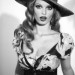 Dioni Tabbers posando atrevidamente Dioni Tabbers posando atrevidamente con sombrero retro