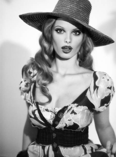 Dioni Tabbers posando atrevidamente con sombrero retro