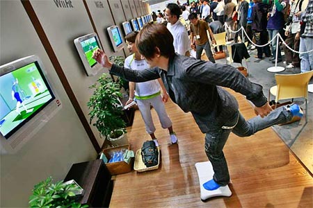 Persona haciendo ejercicio con Wii Fit
