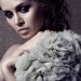 Eliza Dushku posando naturalmente con bluson gris