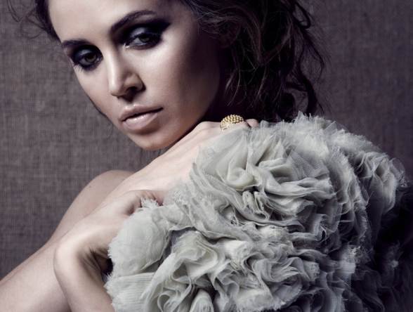 Eliza Dushku posando naturalmente con bluson gris