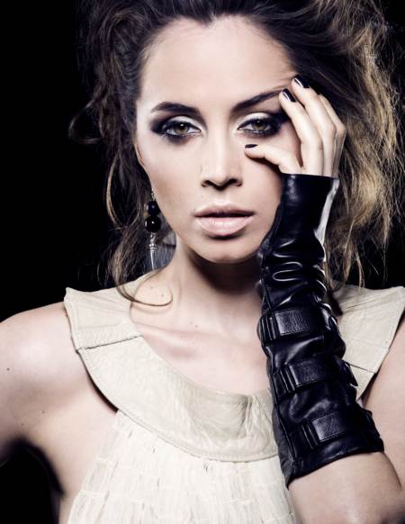 Eliza Dushku posando para MF