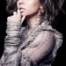Eliza Dushku posando sensualmente con blusa color gris claro