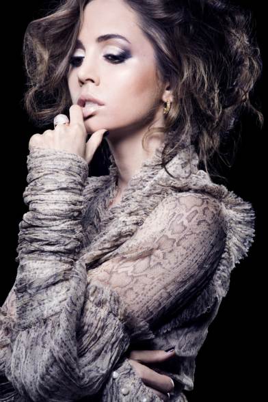 Eliza Dushku posando sensualmente con blusa color gris claro