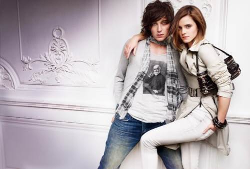 Emm Watson con un look casual de Burberry