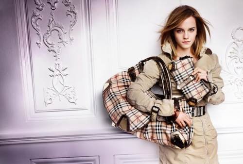 Emma Watson con un bolso grande y chaqueta