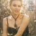 Kylie Minogue luciendo collar con una piedra grande