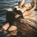 Kylie Minogue con lenceria sexy posando en el agua