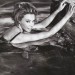Kylie Minogue sensual en el agua con lenceria