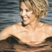 Kylie Minogue posando sonriente en el agua