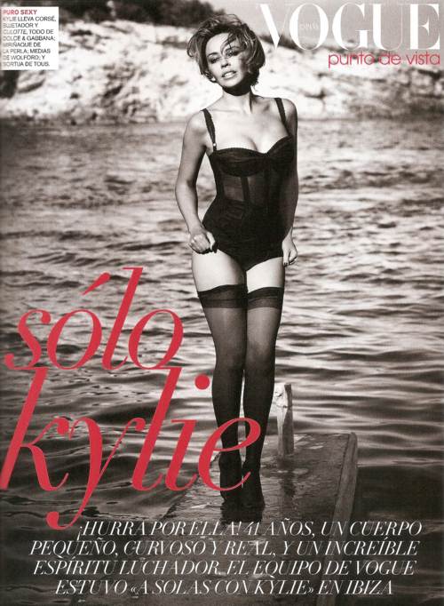 Kylie Minogue con lenceria sexy Kylie Minogue con lenceria sexy posando frente al mar